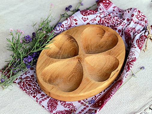 Dubový podnos na oriešky "srdiečka" vo vrecúšku