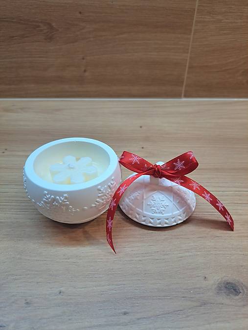 Vianočná sviečka v snehovej guli