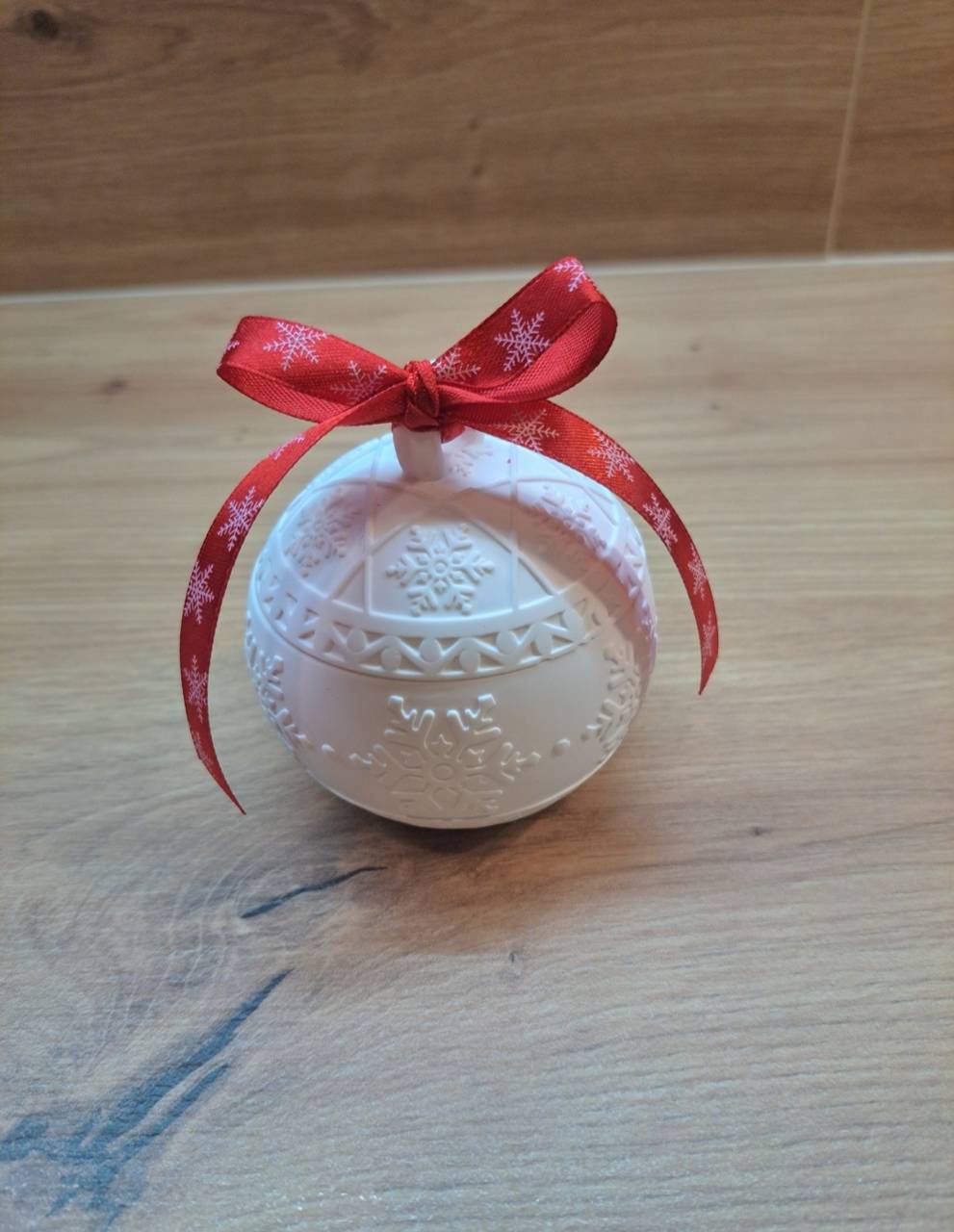 Vianočná sviečka v snehovej guli