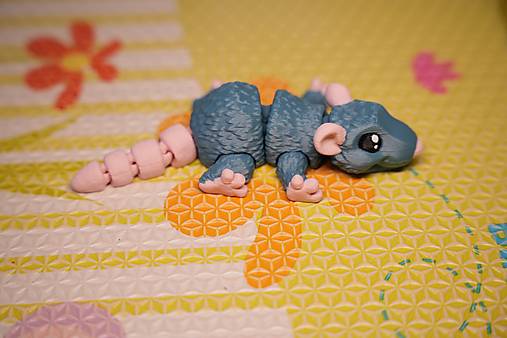 Modrá myška s iskrou v očiach