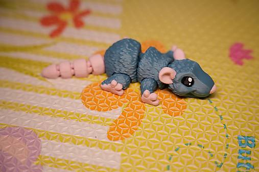 Modrá myška s iskrou v očiach