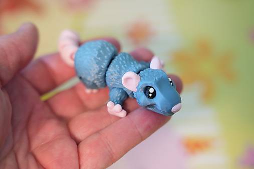 Modrá myška s iskrou v očiach