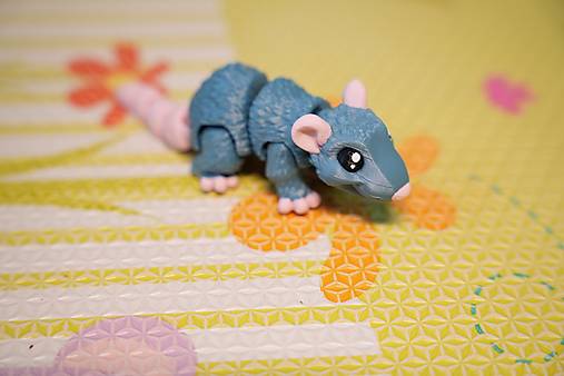 Modrá myška s iskrou v očiach