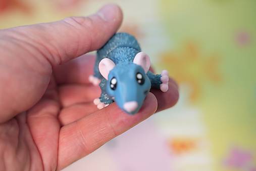 Modrá myška s iskrou v očiach