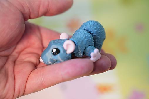 Modrá myška s iskrou v očiach