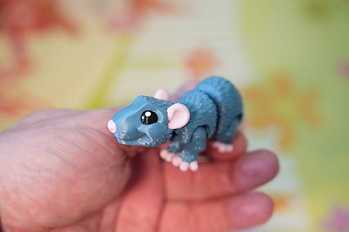 Modrá myška s iskrou v očiach