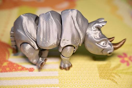 Strieborný nosorožec – figúrka so zlatými rohmi