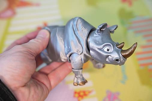 Strieborný nosorožec – figúrka so zlatými rohmi
