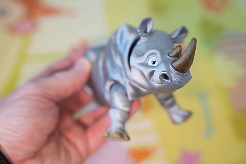 Strieborný nosorožec – figúrka so zlatými rohmi