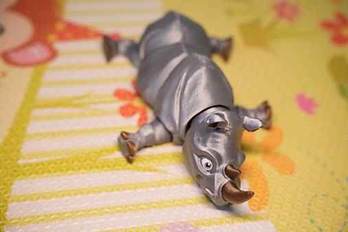 Strieborný nosorožec – figúrka so zlatými rohmi