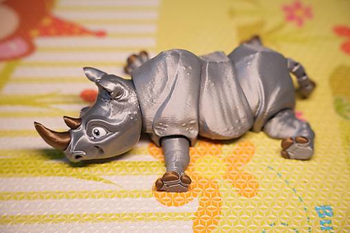 Strieborný nosorožec – figúrka so zlatými rohmi