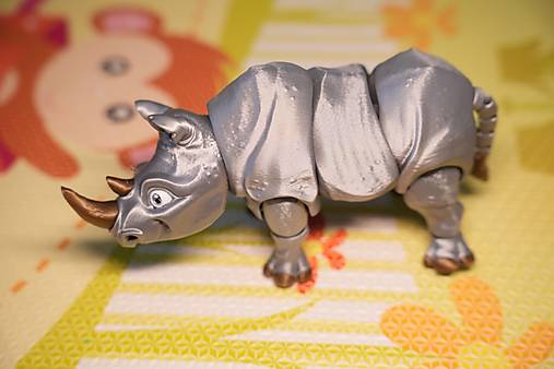 Strieborný nosorožec – figúrka so zlatými rohmi