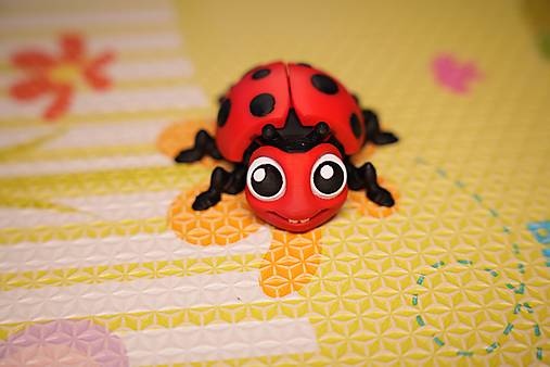 Lienka so šťastím – rozkošná figúrka s pohyblivými krídelkami 🐞