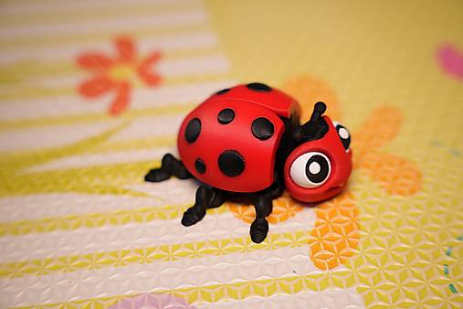 Lienka so šťastím – rozkošná figúrka s pohyblivými krídelkami 🐞