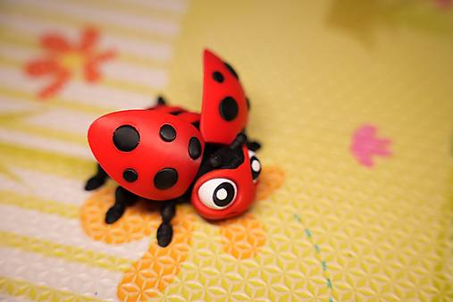 Lienka so šťastím – rozkošná figúrka s pohyblivými krídelkami 🐞