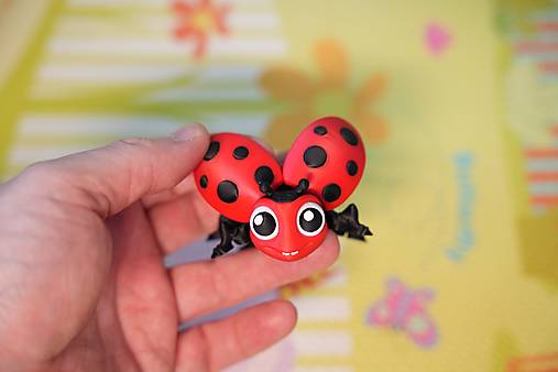 Lienka so šťastím – rozkošná figúrka s pohyblivými krídelkami 🐞