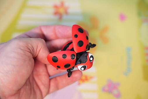 Lienka so šťastím – rozkošná figúrka s pohyblivými krídelkami 🐞
