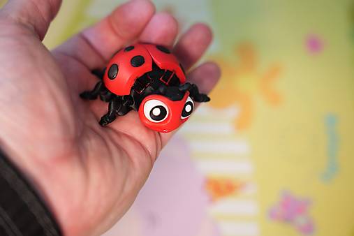 Lienka so šťastím – rozkošná figúrka s pohyblivými krídelkami 🐞