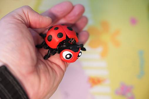 Lienka so šťastím – rozkošná figúrka s pohyblivými krídelkami 🐞