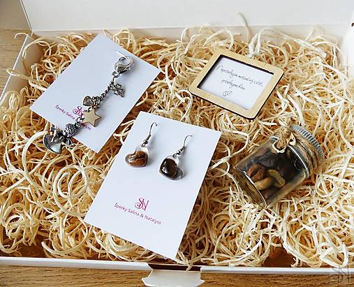 Náušnice - Handmade darčekový box pre kávičkárku s kľúčenkou, náušnicami a citátom - 17900954_