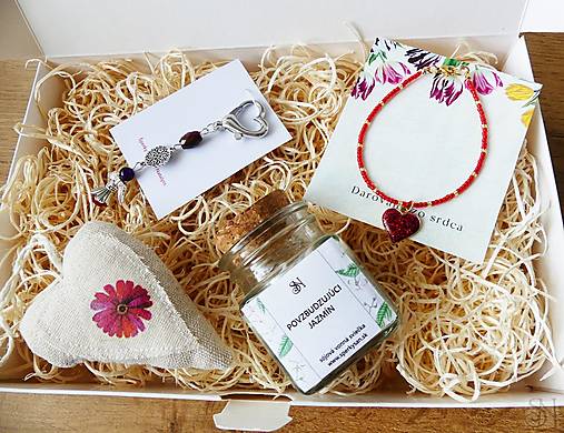 Náramky - Handmade darčekový box s kľúčenkou, náramkom a sviečkou a dekoráciou - 17900982_