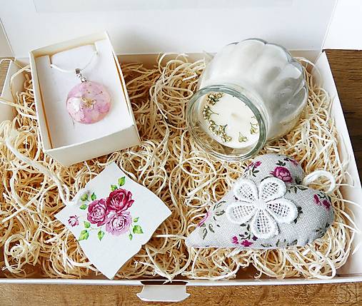 Náhrdelníky - Handmade darčekový box s príveskom, sviečkou a dekoráciami - 17901022_