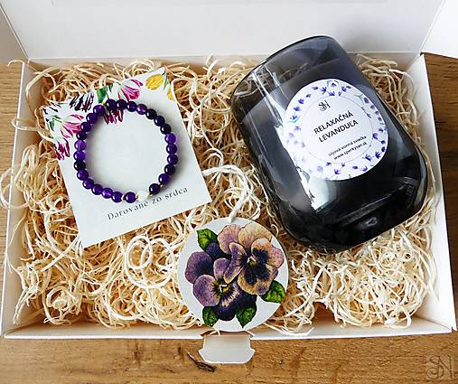 Náramky - Handmade fialový darčekový box s náramkom, sviečkou a dekoráciou - 17901034_