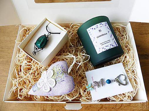 Náhrdelníky - Handmade smaragdový darčekový box s príveskom, kľúčenkou, sviečkou a dekoráciou - 17901059_