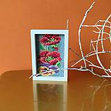 Dekorácie - Miniatúrna výšivka 5 x 7,5 cm v ráme na zavesenie:  Maky a viola - 17900417_