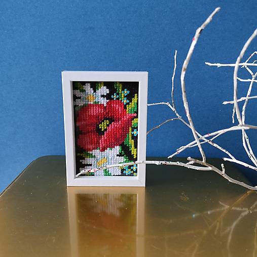 Dekorácie - Miniatúrna výšivka 5 x 7,5 cm v ráme na zavesenie:  Mak a margaréty - 17900386_