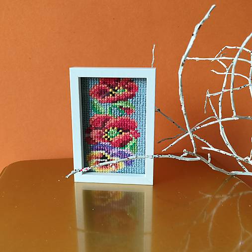 Dekorácie - Miniatúrna výšivka 5 x 7,5 cm v ráme na zavesenie:  Maky a viola - 17900417_