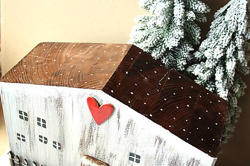 Drevený vianočný domček s plotom