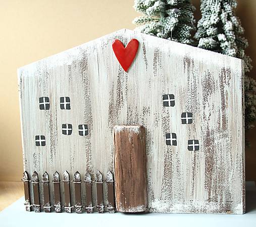 Drevený vianočný domček s plotom