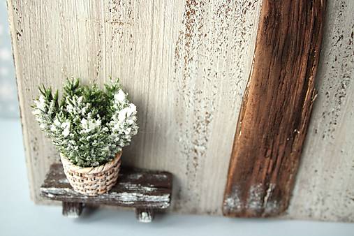 Drevený vianočný domček s lampou