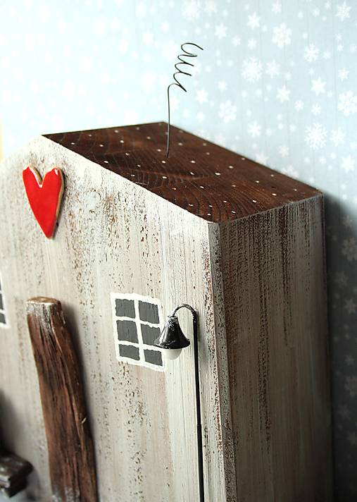 Drevený vianočný domček s lampou