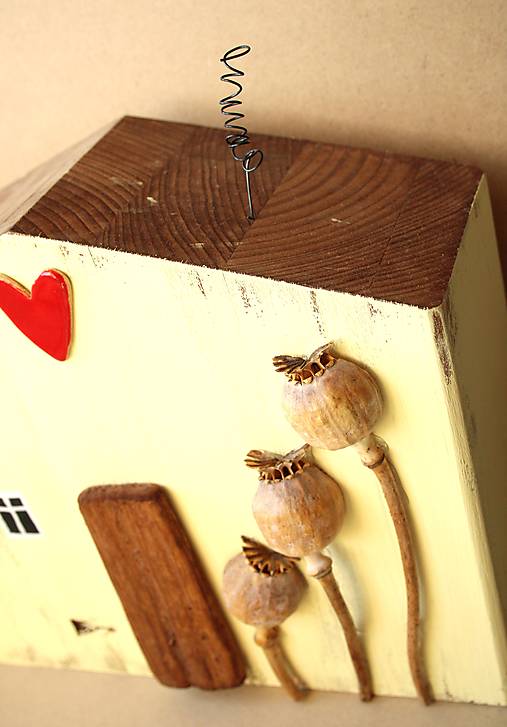 Drevený dom s makovicami