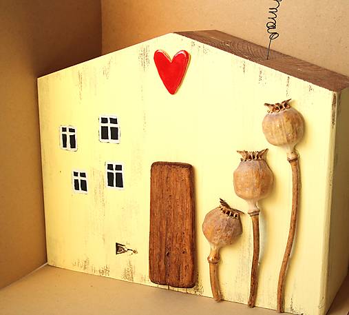 Drevený dom s makovicami