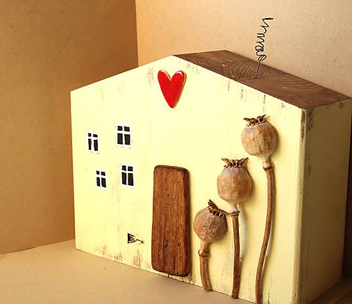 Drevený dom s makovicami