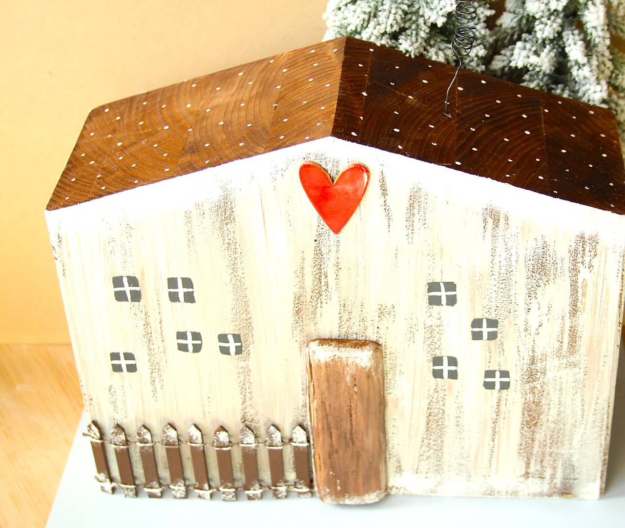 Drevený vianočný domček s plotom