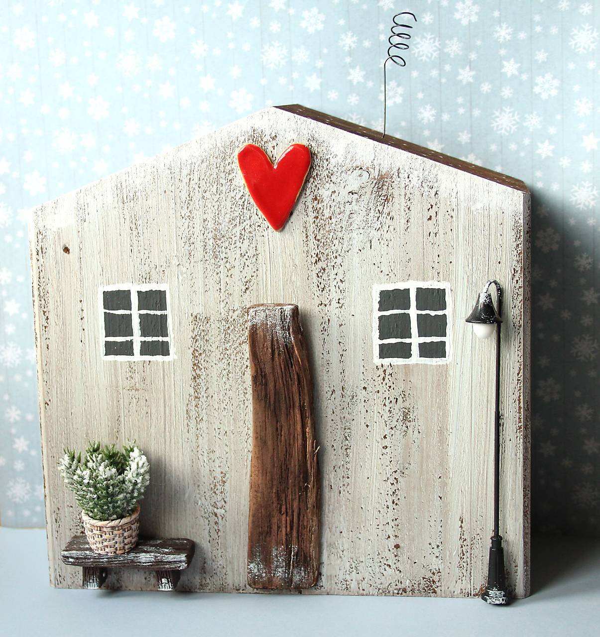 Drevený vianočný domček s lampou