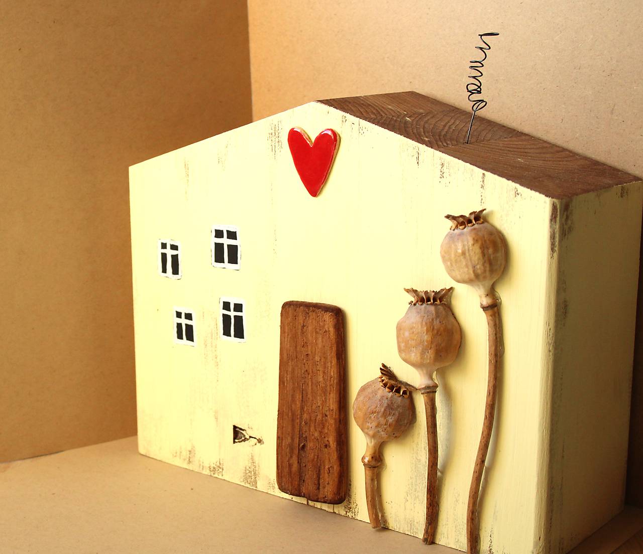 Drevený dom s makovicami