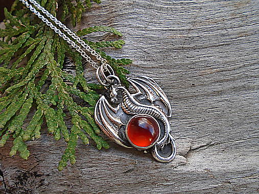 Strieborný prívesok Ag925  Dračík Granát