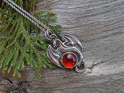 Strieborný prívesok Ag925  Dračík Granát