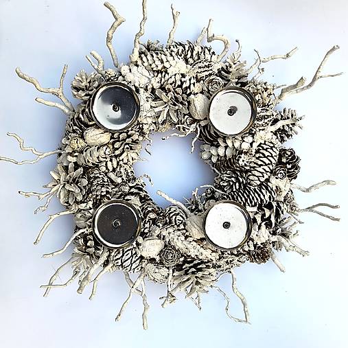 Dekorácie - "Zamrznutý" adventný šiškový veniec - 17901655_