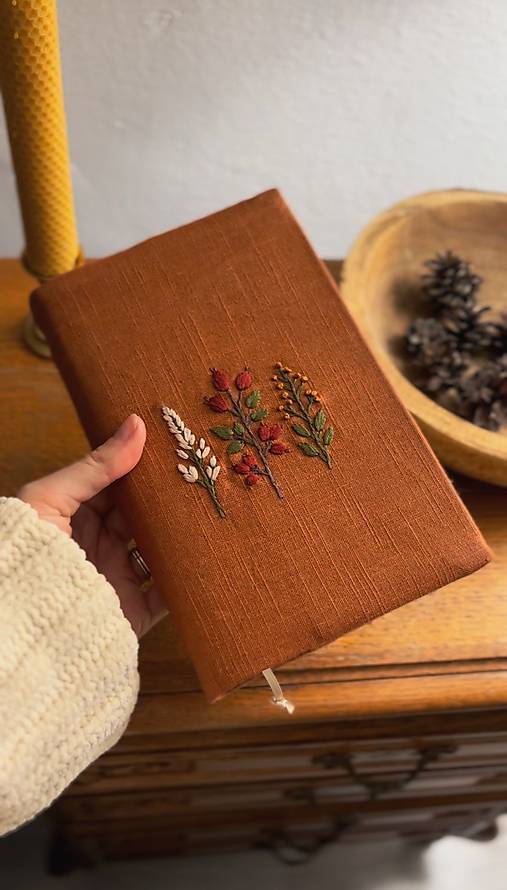 Papiernictvo - Vyšívaný ľanový obal na knihy - Terakotový so šípkami - 17902624_
