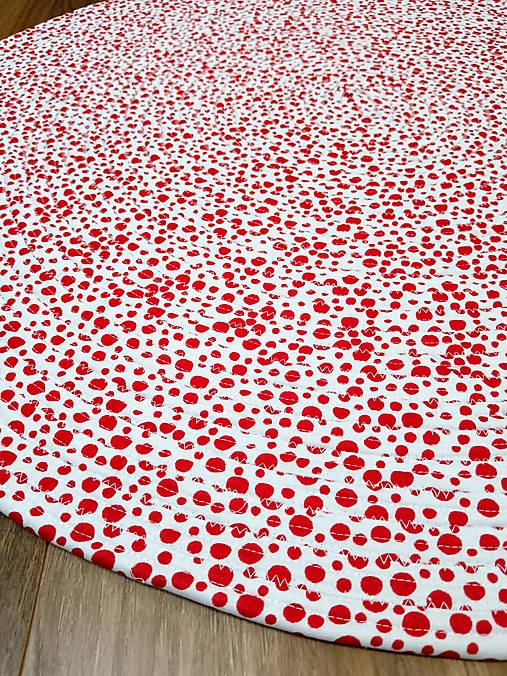 Koberec Jelly-Roll červené bodky na bielom