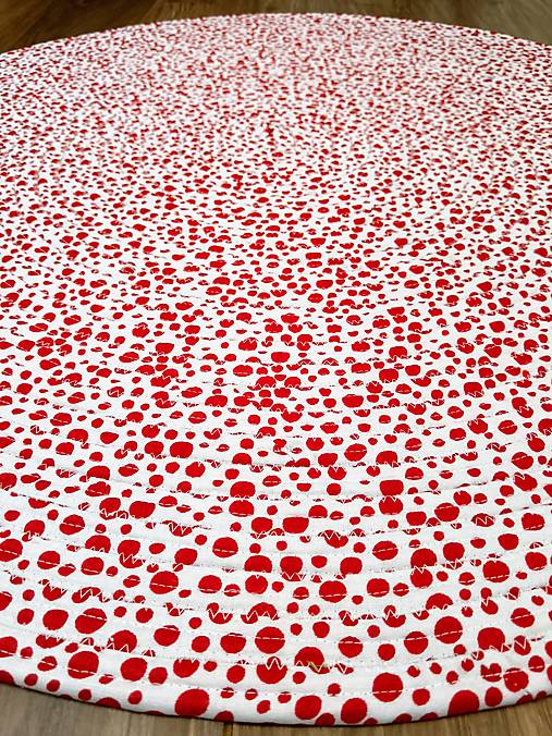 Koberec Jelly-Roll červené bodky na bielom