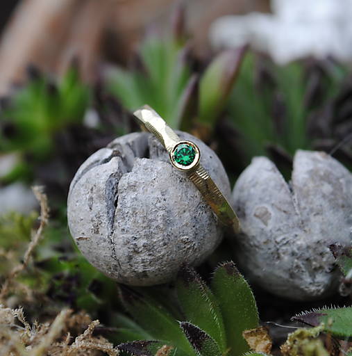 Prstene - Snubný prsteň tepaný - 17903839_