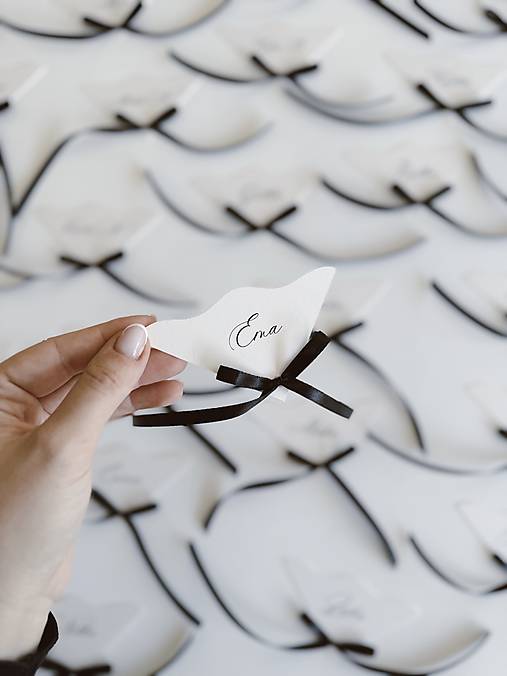 Úložné priestory & Organizácia - Svadobné menovky vlnky s čiernou mašličkou - 17903932_