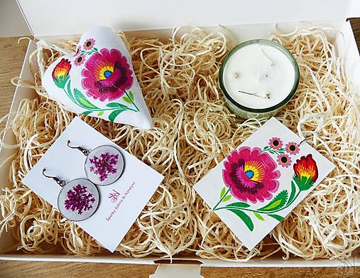 Náušnice - Handmade folklórny darčekový box s náušnicami, sviečkou a dekoráciami - 17904040_